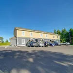 Sunny Condo With Golf Views Near Lake Erie!