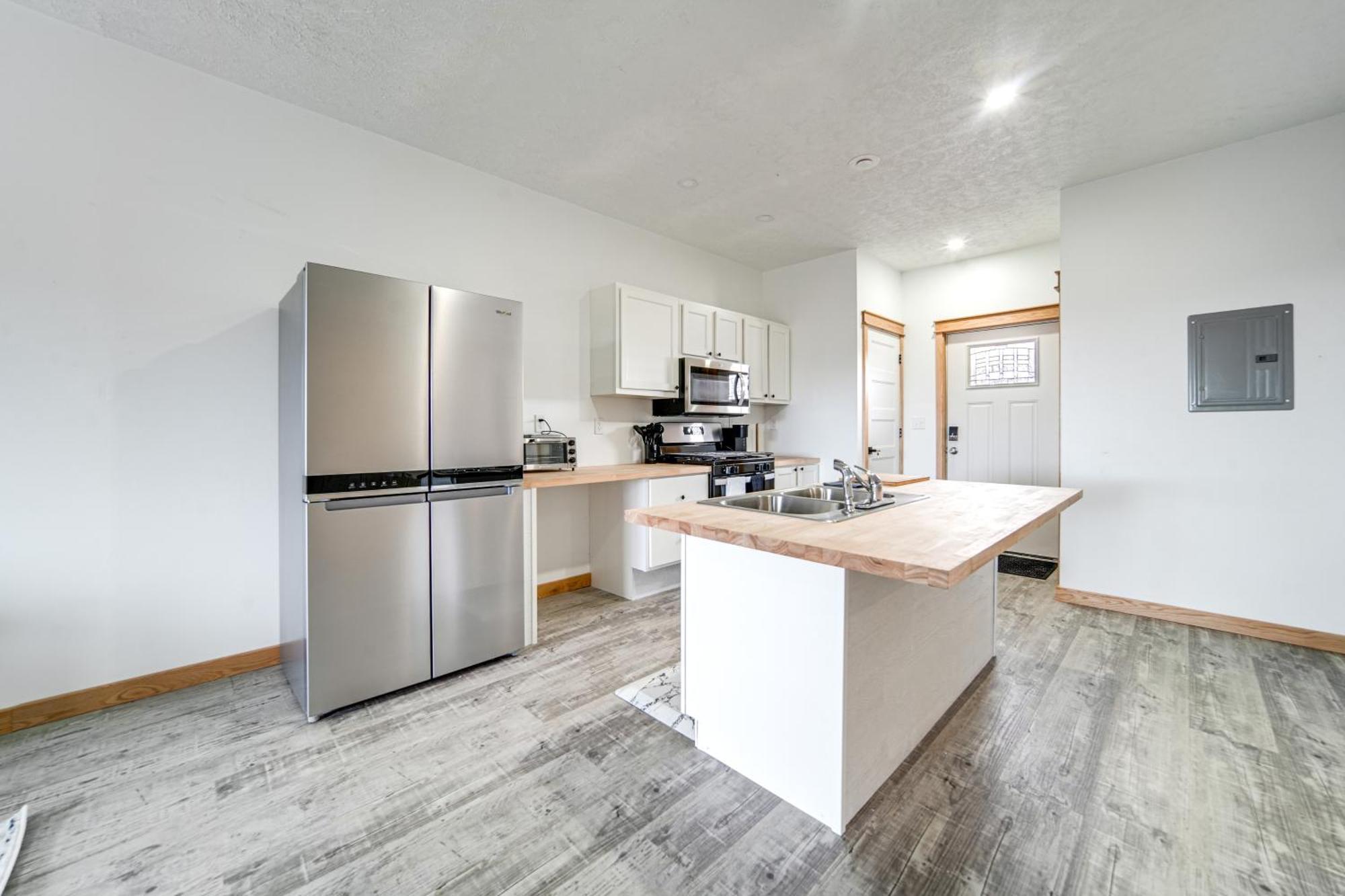 Sunny With Golf Views Near Erie! Apartment