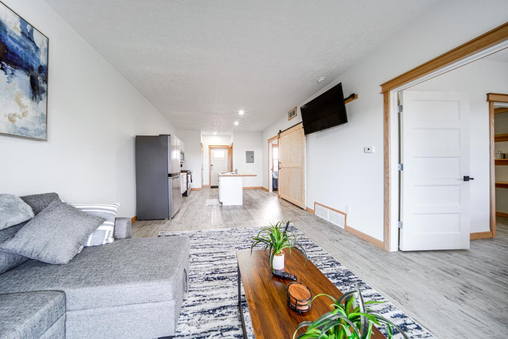Sunny With Golf Views Near Erie! Apartment