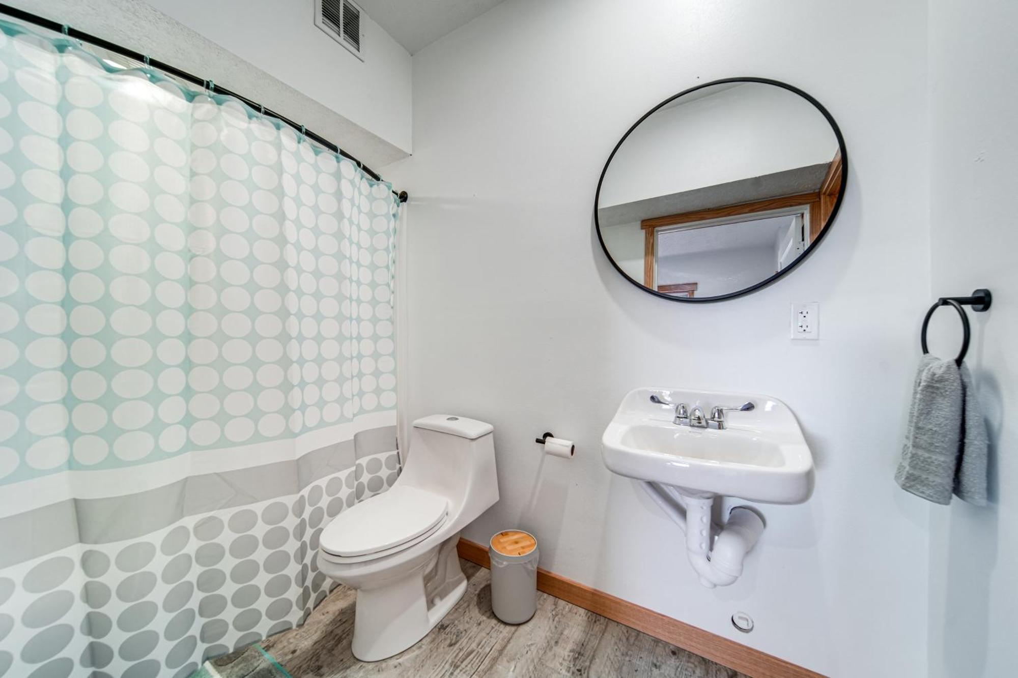 Sunny With Golf Views Near Erie! Apartment Erie