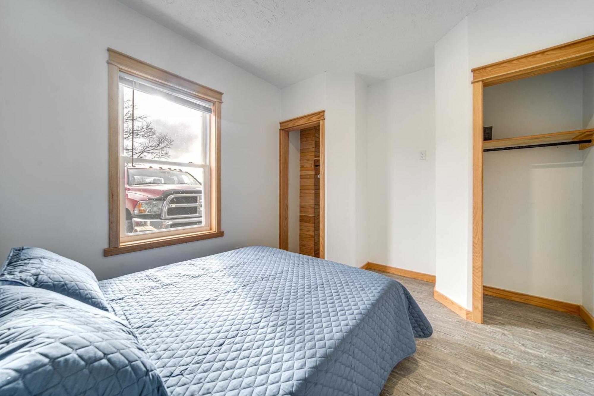 Sunny With Golf Views Near Erie! Apartment