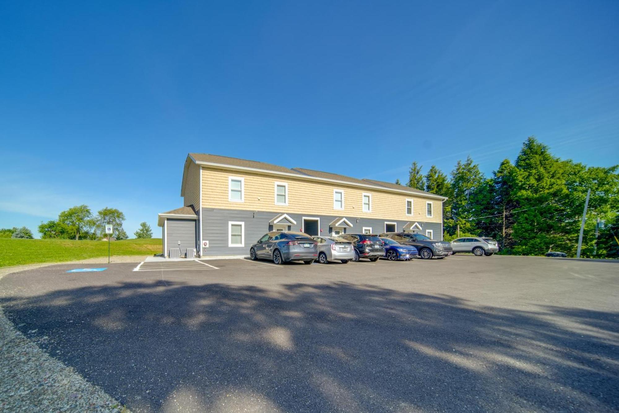 Sunny With Golf Views Near Erie! Apartment