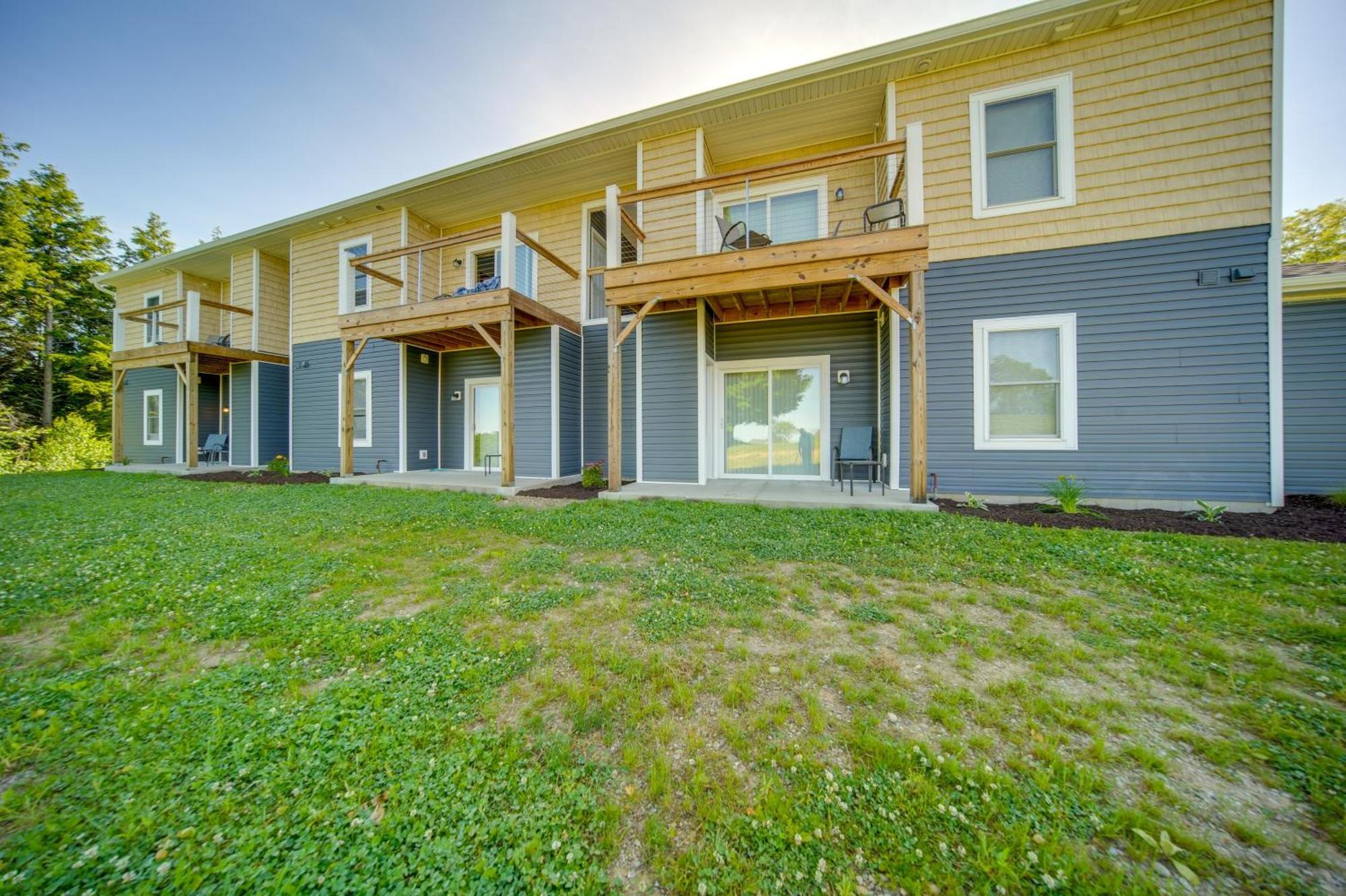 Sunny With Golf Views Near Erie! Apartment Erie