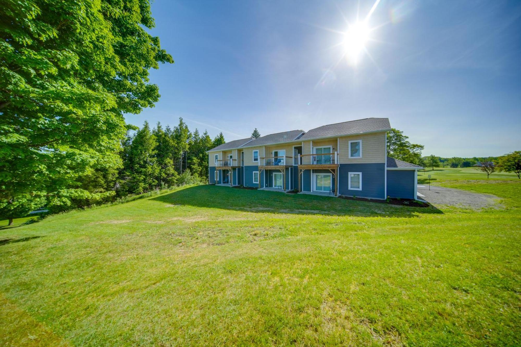 Sunny With Golf Views Near Erie! Apartment